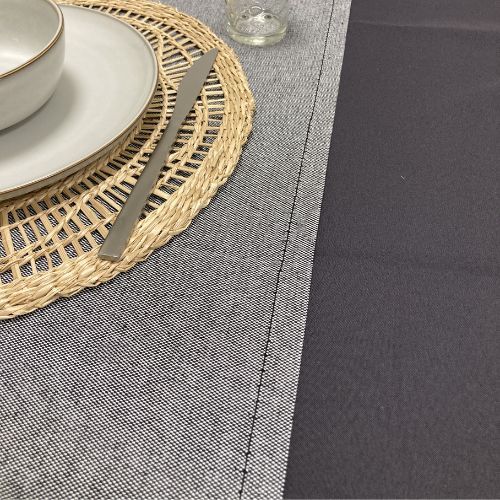 Decorate your cardboard table with a table runner and create a cozy atmosphere - Cubiqz