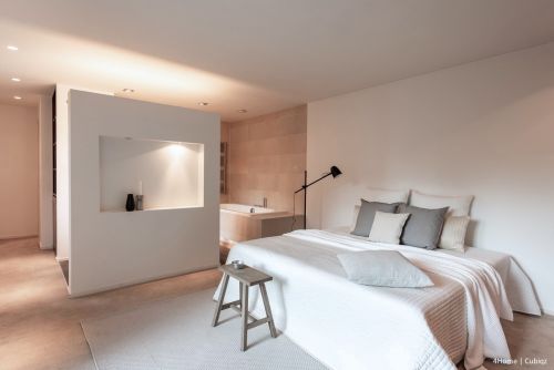 Cardboard double bed without headboard. Make the bed with bedding, cushions and possibly a bedspread for an even better result.