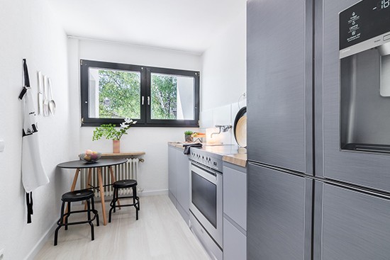 Raum 2 with cubiqz 2-in1 reversible kitchen with cardboard freestanding oven and cardboard American Fridge Raum 2 with cubiqz 2-in1 reversible kitchen with cardboard freestanding oven and cardboard American Fridge